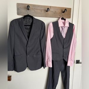Men’s 3 piece suit with shirt & tie